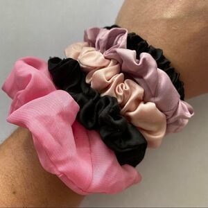 𝅺Set of 5 Scrunchies